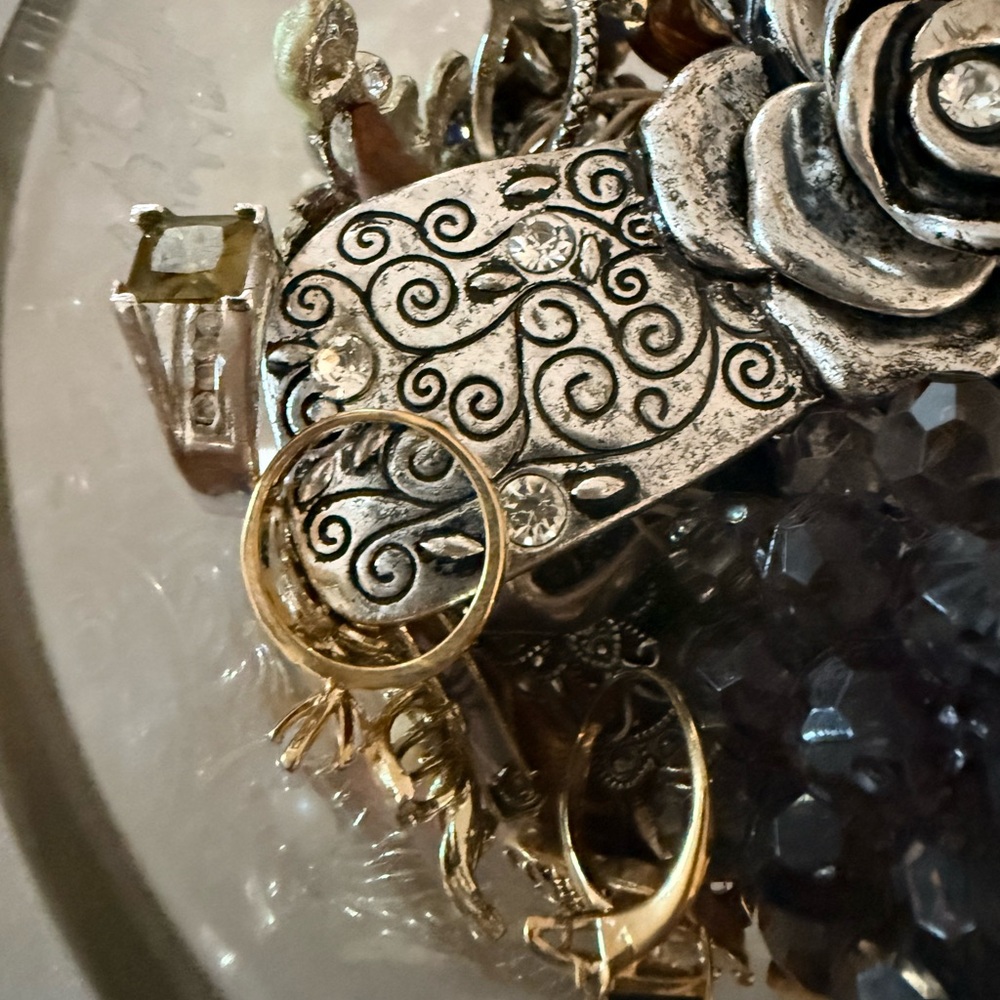 JEWELRY in jar all in excellent wearable condition
Brooch 
Necklace 
Rings - Picture 9 of 10